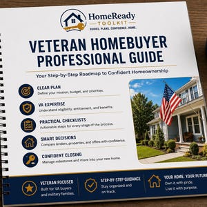 K&ouml;nnte beinhalten: Ein spiralgebundener Veteran Homebuyer Professional Guide mit wei&szlig;em Einband, blauem Text, dem HomeReady Toolkit-Logo und einem Foto eines Hauses mit einer amerikanischen Flagge. Der Leitfaden beschreibt Schritte zum Wohneigentum mit Symbolen.