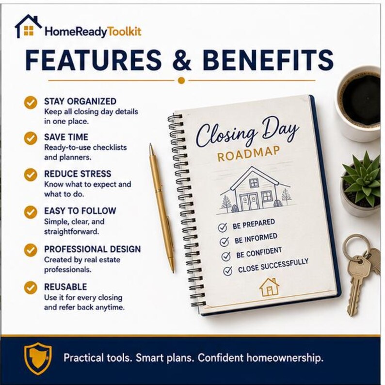 Puede incluir: Un gr&aacute;fico de caracter&iacute;sticas y beneficios de HomeReadyToolkit con un cuaderno de espiral Closing Day Roadmap, un bol&iacute;grafo dorado, una taza de caf&eacute;, una peque&ntilde;a suculenta y un juego de llaves. El texto detalla beneficios y pasos.