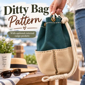 Può includere: Una sacca in tela verde scuro e beige con chiusura a coulisse, dotata di occhielli in metallo e spallacci in corda spessa. Il testo Ditty Bag Pattern e With optional external cargo pockets è visibile sulla sovrapposizione.