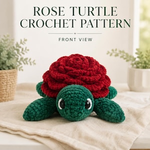 Puede incluir: Un juguete de tortuga tejido a ganchillo con cabeza y extremidades de color verde oscuro, con grandes ojos negros y blancos. El caparazón está diseñado como una rosa roja profunda con pétalos en capas. El texto ROSE TURTLE CROCHET PATTERN FRONT VIEW aparece arriba.