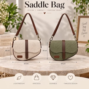 Op de afbeelding: Twee zadeltassen, één beige en één olijfgroen, met bruine riemen en afwerking. Elke tas is 26 cm breed en 18 cm hoog. De tekst 'Saddle Bag' staat bovenaan, met 'Small Bag Big Stories' op een ingelijst bordje aan de rechterkant.