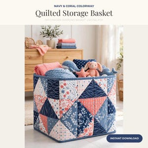 Puede incluir: Una cesta de almacenamiento acolchada cuadrada con un diseño de patchwork de triángulos de tela azul marino y coral con patrones florales, de hojas y geométricos. La cesta está llena de peluches y telas dobladas.