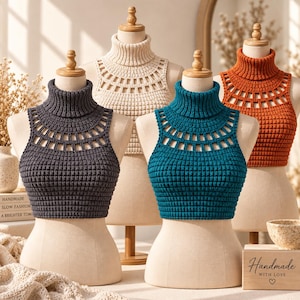 Peut inclure: Trois hauts courts en crochet sans manches avec cols roulés hauts, présentés sur des mannequins. Les hauts présentent un motif en grille texturé et un empiècement ajouré décoratif. Les couleurs sont gris foncé, crème et orange brûlé.
