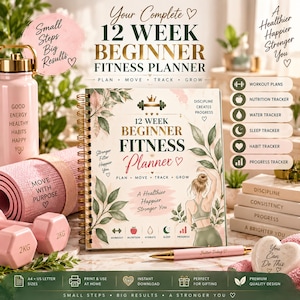 Op de afbeelding: Een spiraalgebonden 12-weken fitnessplanner voor beginners met een crèmekleurige kaft, groene bladeren, een gouden haltericoon en een illustratie. De planner bevat secties voor het bijhouden van trainingen, voeding, water, slaap en gewoontes.