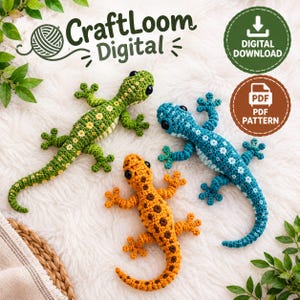 Puede incluir: Tres juguetes de lagartija tejidos a ganchillo en verde, azul y naranja con ojos de cuentas negras y patrones florales. La imagen incluye el texto CraftLoom Digital, Digital Download y PDF Pattern. Los lagartos tienen cuerpos y colas texturizados.