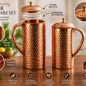 Puede incluir: Un juego de recipientes de cobre que incluye dos jarras cilíndricas con acabado martillado a mano, asas resistentes y tapas con pomo. El conjunto incluye un anillo de sellado blanco para mayor frescura y un interior liso en cada jarra.