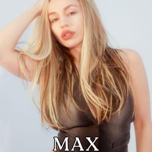 Könnte beinhalten: Ein Kalender mit dem Titel MAX CALENDAR 2027, der eine Person mit langem blonden Haar in einer dunklen ärmellosen Weste und blauen Jeans zeigt. Der Text MAX CALENDAR 2027 ist in weißer Schrift unten mittig vor einem hellen Hintergrund gedruckt.