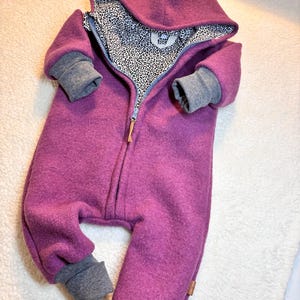 Walkanzug Baby | Leo | Walk Overall aus Wolle | Baby & Kinder Wollanzug mit Futter | Handmade Geschenk zur Geburt| Beere