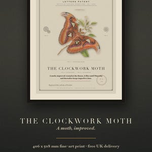 Pode incluir: Uma impress&atilde;o art&iacute;stica emoldurada intitulada The Clockwork Moth, apresentando uma ilustra&ccedil;&atilde;o detalhada de uma grande mariposa laranja e marrom sobre uma planta verde. A impress&atilde;o inclui diagramas t&eacute;cnicos, texto de patente e um fundo creme.