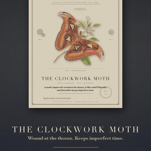 Pode incluir: Uma impress&atilde;o cor de creme intitulada The Clockwork Moth apresentando uma grande mariposa laranja e marrom com padr&otilde;es complexos nas asas, pequenas ilustra&ccedil;&otilde;es de engrenagens e espirais, e texto sobre uma mariposa que marca o tempo imperfeito.