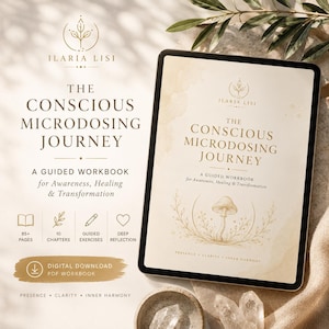 Puede incluir: Un libro de trabajo digital titulado The Conscious Microdosing Journey de Ilaria Lisi, con una ilustración de hongo, 85+ páginas, 10 capítulos, ejercicios guiados y reflexiones. La portada es de color beige con texto dorado y detalles botánicos.