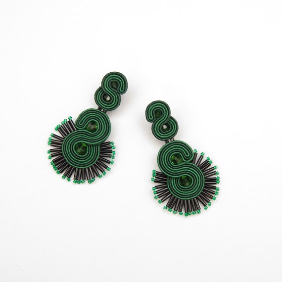 Pipal Patti Earrings Tikka Set - Dark Green | FashionCrab.com