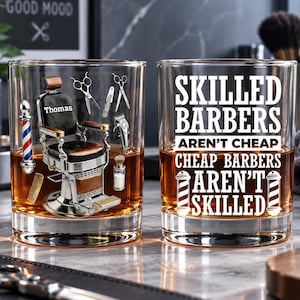Puede incluir: Dos vasos transparentes llenos de líquido ámbar. Uno presenta un gráfico de una silla de barbero vintage con el nombre Thomas, tijeras, un peine y un poste de barbero. El otro muestra el texto SKILLED BARBERS AREN'T CHEAP CHEAP BARBERS AREN'T SKILLED con iconos de postes de barbero.