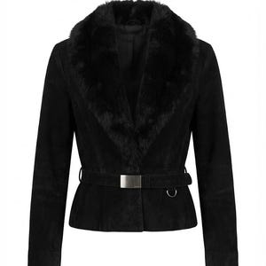 Peut inclure: Une veste noire dotée d'un large col en fausse fourrure, de manches longues et d'une ceinture noire assortie à la taille. La ceinture comprend une boucle en métal argenté rectangulaire et un petit anneau en D argenté sur le côté gauche.