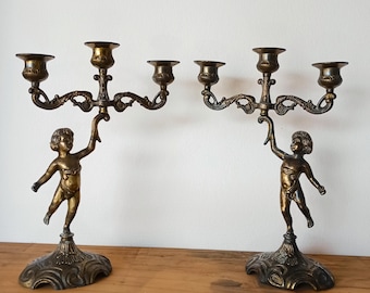 Een paar vintage vergulde driearmige kandelaars met cherubijnen (engeltjes, putti) - 28 cm - kroonluchterdecoratie in barok/rococostijl