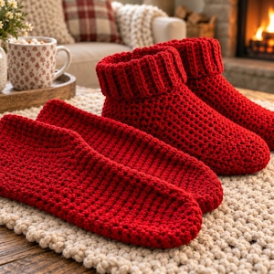Puede incluir: Un par de zapatillas de ganchillo de color rojo brillante con un puño grueso acanalado y un patrón de punto texturizado. Las zapatillas están hechas de hilo y diseñadas con una punta redondeada y una estructura flexible para interiores.
