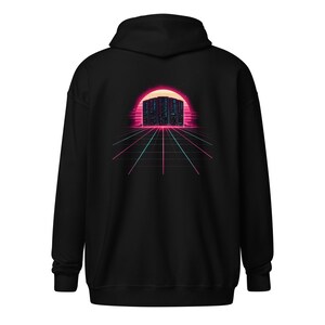 Puede incluir: Una sudadera con capucha negra que presenta un gráfico en la parte posterior. El diseño muestra un grupo de torres de servidores frente a un gran sol rosa, situado sobre una cuadrícula en perspectiva de líneas rosas y azules oscuras.