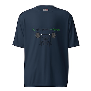 Könnte beinhalten: Ein marineblaues Kurzarm-T-Shirt mit einer Grafik eines Strichmännchens, das eine schwere Langhantel auf einer Hantelbank stemmt. Über der Figur steht der Text >_ git push --force in grüner und schwarzer Schrift. Rundhalsausschnitt.