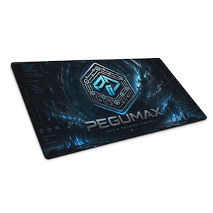 Può includere: Un tappetino da scrivania rettangolare con uno sfondo digitale blu scuro e nero e un logo esagonale centrale. Il testo PEGUMAX e lo slogan BUILD BEYOND LIMITS sono stampati in bianco. Il design include motivi a circuito astratti e icone.