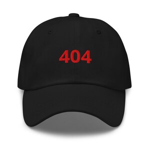 Könnte beinhalten: Eine schwarze Baseballkappe mit der Zahl 404, die in rotem Garn auf der Vorderseite eingestickt ist. Die Kappe hat eine strukturierte Krone, einen gebogenen Schirm und einen Knopf oben in der Mitte. Das Design ist mittig platziert.