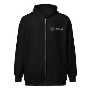 Op de afbeelding: Een zwarte hoodie met rits, voorzien van een capuchon en lange mouwen. Op de linkerborst bevindt zich een grafisch logo met een zeshoekig icoon en de tekst "LEVEL 2 SANDBOX MODE" in de kleuren blauw, oranje en wit.