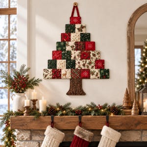 Peut inclure: Une décoration murale en forme de sapin de Noël composée de carrés de tissu matelassés dans des tons rouge, vert et crème. L'arbre présente divers motifs festifs incluant des poinsettias, des flocons et un cerf, surmonté d'un bouton en bois.