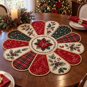 Pode incluir: Um tapete de mesa acolchoado redondo com um motivo central de poinsétia rodeado por doze secções em forma de pétala. O design alterna entre tecido vermelho com flocos de neve dourados, xadrez verde e tecido creme decorado com ramos de pinheiro.