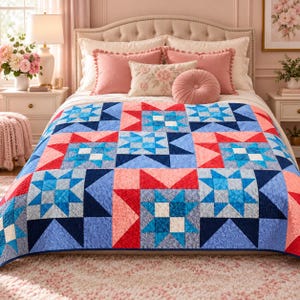 Könnte beinhalten: Eine Steppdecke mit einem sich wiederholenden Sternmuster in Rot-, Marineblau-, Hellblau- und Weißtönen. Der Stoff zeigt eine texturierte, gesteppte Oberfläche mit geometrischen Blöcken, die in einem Raster angeordnet sind und ein Bett mit rosa Kissen bedecken.