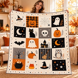 Puede incluir: Una manta acolchada con una cuadrícula de cuadrados con temática de Halloween. Los patrones incluyen fantasmas, calabazas, gatos negros, calaveras, murciélagos, una casa embrujada, un búho, un sombrero de bruja, una escoba, un caldero y dulces.