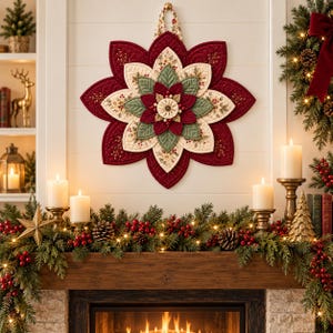 Può includere: Una decorazione da parete in tessuto trapuntato a forma di grande stella di Natale con petali stratificati in rosso scuro, crema con motivi floreali e verde salvia. Il centro presenta una rosetta circolare in tessuto con perline e un occhiello.