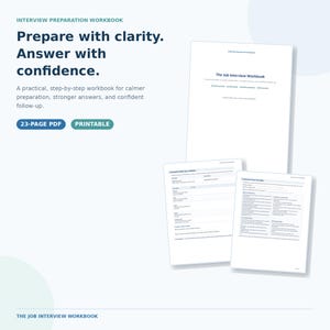 Può includere: Un quaderno di preparazione ai colloqui in formato PDF stampabile di 23 pagine con una copertina intitolata The Job Interview Workbook, insieme a due pagine interne che mostrano un Detailed STAR Story Builder e una Interview Day Checklist.