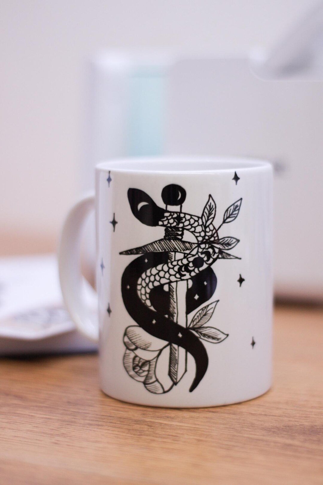tazza-ceramica-con-disegno-serpente-avvolto-su-una-spada-etsy