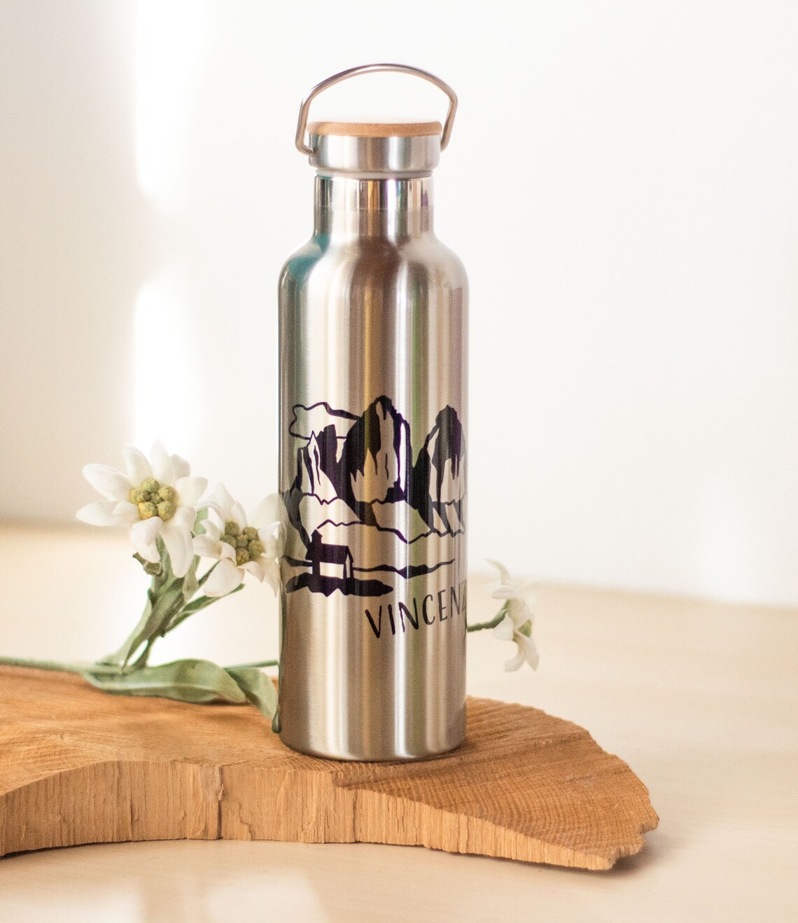 Borraccia Termica In Acciaio Inox 304 750 Ml Con 2 Tappi (Bambù E Sport Con Cannuccia) – Isotermica, Personalizzabile