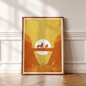 Puede incluir: Un póster enmarcado con un fondo degradado en amarillo y naranja y una silueta de sol blanca. La obra muestra las siluetas de un león, un jabalí y una suricata caminando sobre un tronco. El texto THE LION KING aparece en la parte inferior.