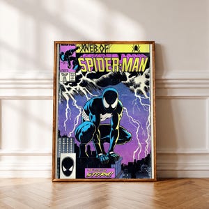 Op de afbeelding: Een ingelijste stripboekcover getiteld Web of Spider-Man met een in het zwart geklede Spider-Man die op een dak hurkt tegen een paarse lucht met bliksemschichten. Het Marvel-logo staat bovenaan en de tekst luidt The Eye of the Storm.