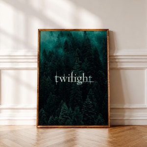 Op de afbeelding: Een rechthoekige ingelijste wandprint met een donker, mistig boslandschap vol dichte naaldbomen. Het woord twilight is in een gestileerd, dun wit lettertype in het midden van de donkergroene bosafbeelding gedrukt.
