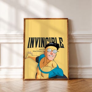 Könnte beinhalten: Ein rechteckiges Wandposter mit der Figur Invincible in einem gelb-blauen Anzug mit Schutzbrille. Der Hintergrund ist einfarbig gelb, mit dem schwarzen Text INVINCIBLE oben und kleinerem Text darunter, der lautet Based on the Robert Kirkman, Cory Walker, Ryan Ottley.