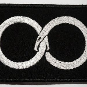 Ouroboros wariacja 2 - naszywka haftowana, KUP 3, OTRZYMAJ 4, 3,6 X 2,4 CALA