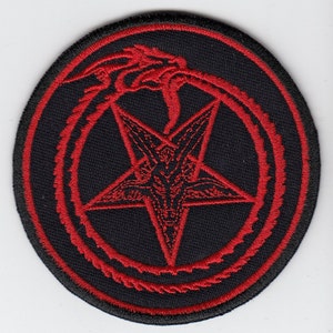 Può includere: Una toppa ricamata nera e rossa con un pentagramma con una testa di capra al suo interno. Il pentagramma è circondato da un cerchio rosso con un contorno nero.