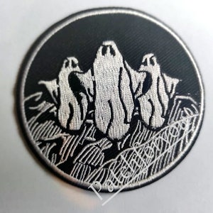 Op de afbeelding: Zwart-wit geborduurde patch met drie geesten op een rij, op een zwarte achtergrond met witte stiksels. De geesten zijn wit omrand en hebben een eenvoudig, klassiek ontwerp.