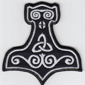 Op de afbeelding: Zwarte geborduurde patch met een witte omtrek van een gestileerde hamer met een Keltisch knoopontwerp. De hamer heeft een afgeronde bovenkant met twee spiraalontwerpen.