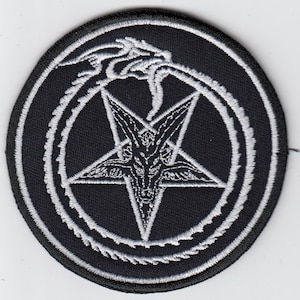 Könnte beinhalten: Schwarz-weiß gestickter Patch mit einem Pentagramm, in dem sich ein Ziegenkopf befindet. Das Pentagramm ist von einem Doppelkreis umgeben.