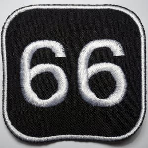 Pode incluir: Patch quadrado preto com o número 66 bordado em branco.