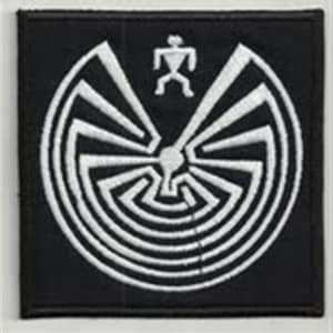 Peut inclure: Patch brodé noir et blanc représentant un labyrinthe stylisé avec une silhouette au centre.