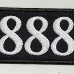 Może przedstawiać: Czarna naszywka haftowana z białymi cyframi "888" w prostokątnym kształcie.