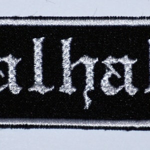Peut inclure: Écusson brodé noir avec inscription blanche "Valhalla".