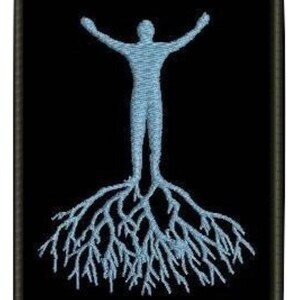 Peut inclure: Un patch brodé bleu représentant une personne avec les bras levés, debout sur un réseau de racines. Le fond est noir.