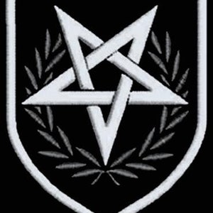 Peut inclure: Un pentagramme blanc avec une couronne de laurier blanche autour, le tout sur fond noir.