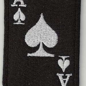 Könnte beinhalten: Schwarzer gestickter Aufnäher mit einem weißen As-Pik-Spielkartenmotiv. Das As-Pik ist ein traditionelles Spielkartenmotiv.