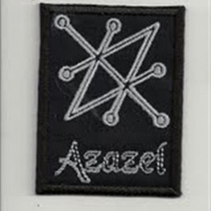Può includere: Una toppa nera con un simbolo ricamato bianco e la parola "Azazel" in bianco.